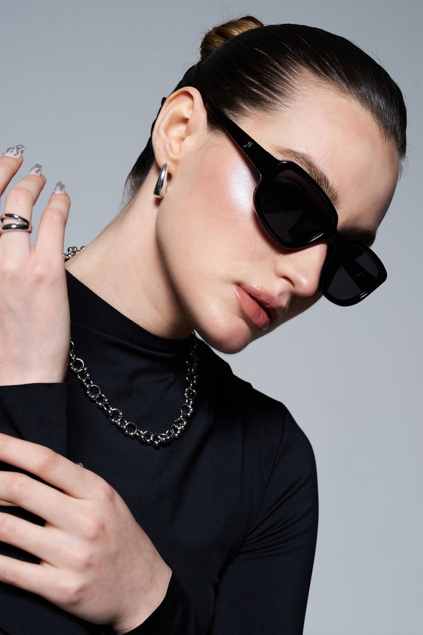 '노아 선글라스 블랙'은 미니멀하고 베이직한 스타일의 캣아이 디자인 선글라스입니다. 플라스틱 소재로 제작되어 가볍고 편안한 착용감을 제공하며, 사계절 내내 활용할 수 있습니다. 블랙 컬러의 렌즈는 자외선(UV400)을 효과적으로 차단하여 눈을 보호해 줍니다. 여행룩이나 휴가룩에 매치하여 스타일리시한 연출을 완성해 보세요. 오버사이즈 프레임으로 트렌디함을 더했습니다.
