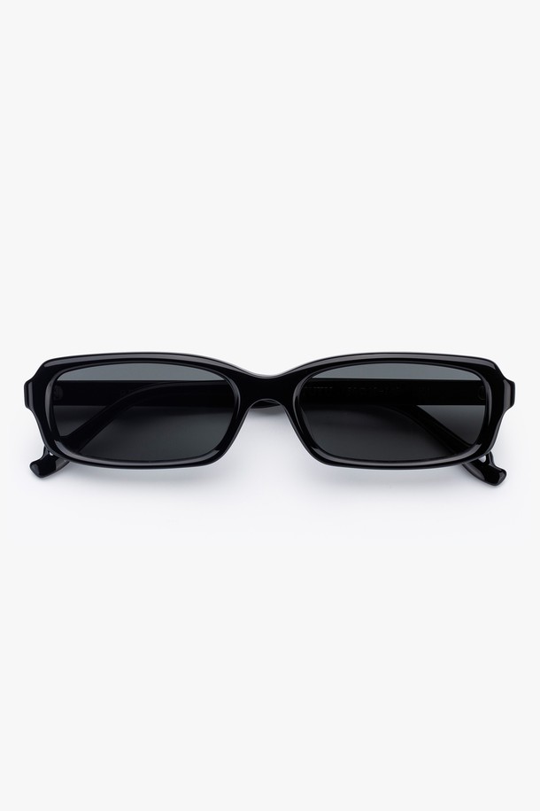 세련된 튜튜 디자인이 돋보이는 아세테이트 튜튜 선글라스입니다. 여성스러운 페미닌 스타일로, 봄, 여름 시즌 데이트룩, 카페룩, 휴가룩에 매치하기 좋습니다. 자외선 차단 기능을 갖춰 일상 속에서도 눈 건강을 지켜줍니다. 블랙 컬러에 리본 장식이 더해져 로맨틱하면서도 미니멀한 매력을 선사합니다. 클래식한 디자인으로 유행을 타지 않고 오랫동안 착용할 수 있습니다.
