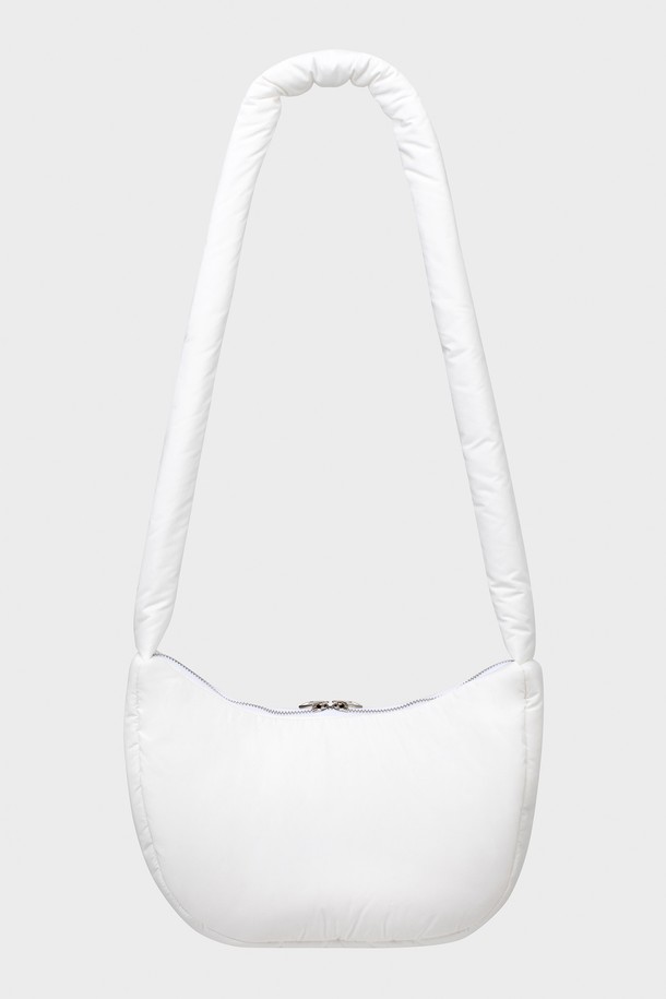 캔디 하프문 백 5 컬러는 부드러운 촉감과 푹신한 디자인이 돋보이는 여성용 가방입니다. 미디엄 사이즈의 반원 모양으로, 퀄팅 및 패딩 디테일이 돋보이며 캐주얼, 미니멀, 걸리시 스타일을 연출하기 좋습니다. 일상, 데이트룩, 쇼핑룩에 매치하기 좋은 실용적인 아이템입니다. 지퍼형 잠금 방식으로 소지품을 안전하게 보관할 수 있으며, 패딩 스트랩으로 편안하게 착용 가능합니다. 화이트, 블랙, 파스텔 핑크, 파스텔 퍼플, 스카이 블루 총 다섯 가지 컬러로 출시되었습니다.
