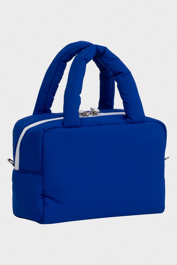 클라우드 패딩 백 4 컬러는 플리스, 캔버스, 면 소재로 제작된 여성용 미디엄 사이즈 패딩백입니다. 퀄팅 및 자수 디테일과 로고 패턴이 특징이며, 사각형 쉐입에 지퍼형 잠금 방식으로 디자인되었습니다. 구름 패딩 디자인, 내부 수납공간 분리, 2-way 스트랩 시스템, 패딩 핸들, 넓은 바닥 등의 특징을 갖춰 동네 마실룩, 쇼핑룩, 여행룩 등 다양한 TPO에 활용 가능합니다. 캐주얼, 미니멀, 클래식 스타일을 즐겨 입는 분들께 추천합니다.
