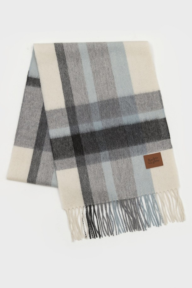 MUNM(문엠) 체크 캐시미어 100% 머플러 그레이는 부드러운 촉감과 따뜻함을 선사하는 머플러입니다. 100% 캐시미어 소재로 제작되어 가을, 겨울철에 착용하기 좋으며, 얇은 두께감으로 답답함 없이 부드럽게 감쌀 수 있습니다. 클래식하고 베이직한 디자인에 그레이 컬러와 체크 패턴이 더해져 어떤 스타일에도 잘 어울립니다. 미니멀한 스타일을 즐기는 분들께 특히 추천하며, 데일리 아이템으로 활용하기 좋습니다.
