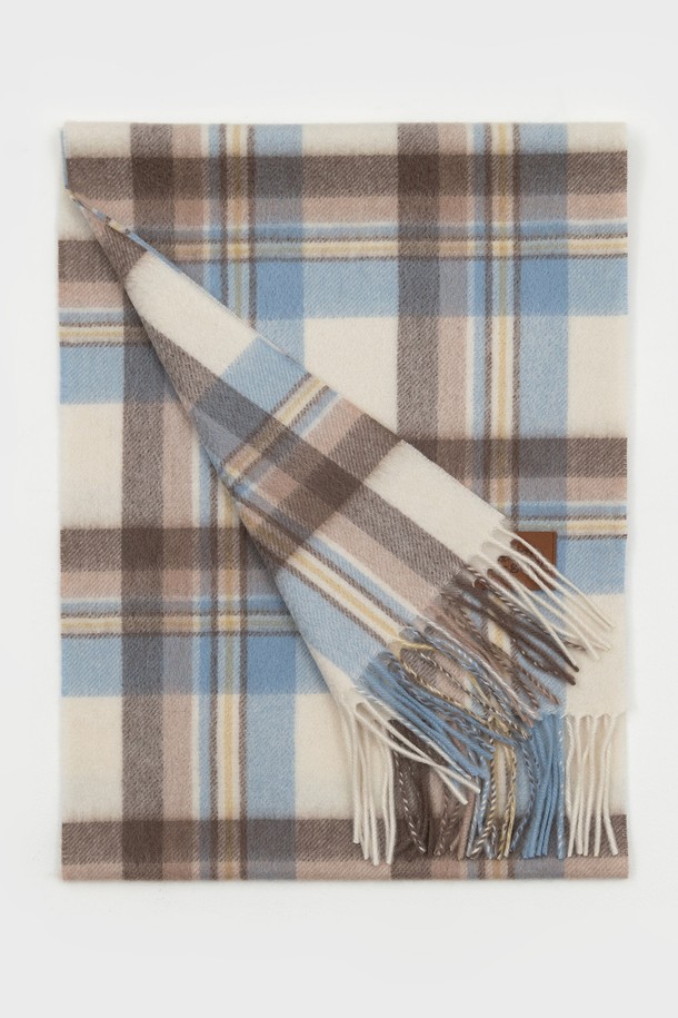 MUNM 체크 캐시미어 100% 머플러 아이보리는 부드러운 촉감의 얇은 두께로, 가을과 겨울에 따뜻함을 더해주는 머플러입니다. 100% 캐시미어 소재로 제작되어 고급스러운 분위기를 자아내며, 아이보리 컬러와 체크 패턴이 어떠한 스타일에도 잘 어울립니다. 클래식, 미니멀, 캐주얼 등 다양한 스타일에 매치하여 출근룩, 모임룩에 포인트를 줄 수 있습니다. 부드러운 감촉과 따뜻함을 동시에 선사하는 머플러를 경험해 보세요.
