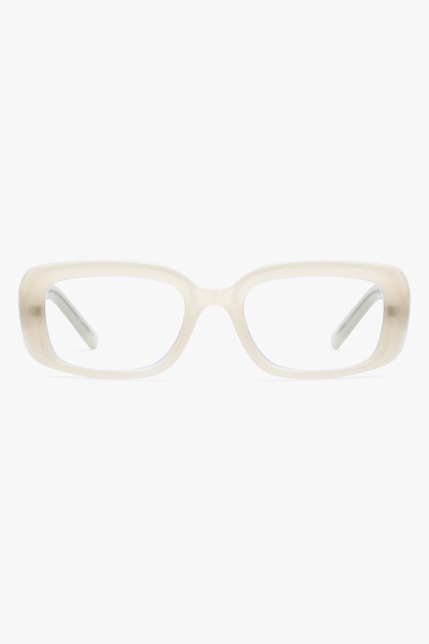 BIBBL GLASS IVORY (비블 글라스 아이보리) 청광 VER는 클래식하고 트렌디한 스타일을 모두 아우르는 안경입니다. 아이보리, 블랙, 카키 세 가지 색상으로 출시되어 오피스룩, 출근룩 등 다양한 TPO에 맞춰 착용하기 좋습니다. TR 소재와 PC 소재를 사용하여 가볍고 고탄성으로 제작되었으며, 소프트 노즈패드로 편안한 착용감을 제공합니다. 사각형 프레임리스 디자인은 미니멀하고 캐주얼한 스타일을 연출하며, 청광 차단 및 UV 차단 기능으로 눈 건강까지 챙길 수 있습니다. 무도수 렌즈로 데일리하게 착용하기 좋은 안경입니다.
