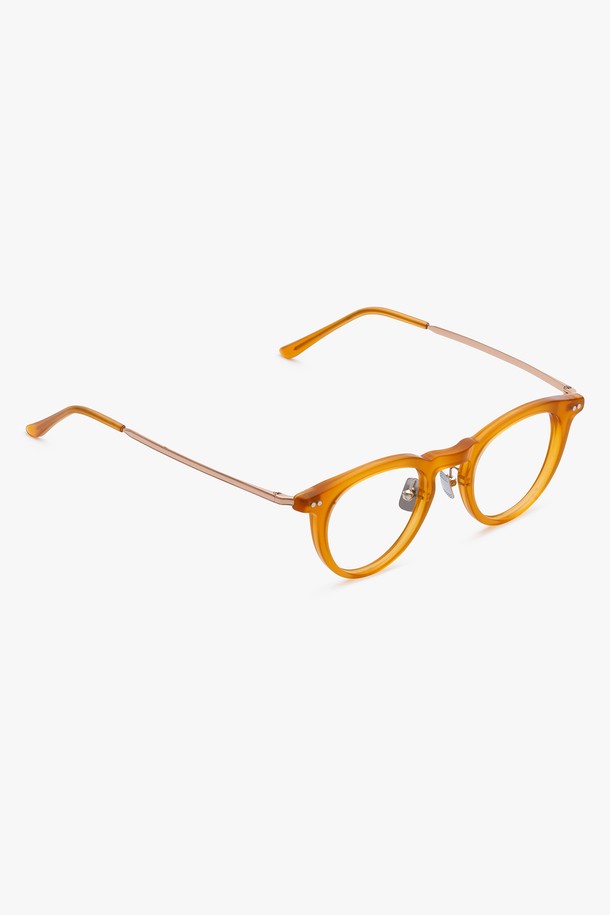 아세테이트 미미 글래스 펌킨 안경테는 미니멀한 디자인과 클래식한 스타일을 결합한 제품입니다. 블랙, 호피, 펌킨 세 가지 색상으로 출시되었으며, 아세테이트와 티타늄의 견고한 조합으로 제작되어 내구성을 높였습니다. UV400 보호 및 블루라이트 차단 기능을 통해 눈 건강을 지켜주며, 조절 가능한 코패드와 교체 가능한 렌즈로 편안한 착용감을 제공합니다. 일상생활에서 세련된 스타일을 연출하고 싶은 모든 분들께 추천합니다.
