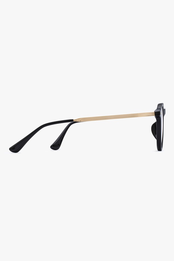 X.YOUNG GLASS GOLD BLACK(엑스.영 글라스 골드 블랙)은 클래식하고 미니멀한 스타일을 추구하는 분들을 위한 선글라스입니다. 골드와 블랙의 투톤 컬러 조합이 세련된 느낌을 주며, 금속 소재의 메탈 프레임으로 제작되어 견고합니다. 일반형 프레임 형태에 자외선 차단 기능을 갖춰, 사계절 내내 일상에서 편안하게 사용할 수 있습니다. 어떤 스타일에도 잘 어울리는 디자인으로, 당신의 개성을 더욱 돋보이게 해줍니다.
