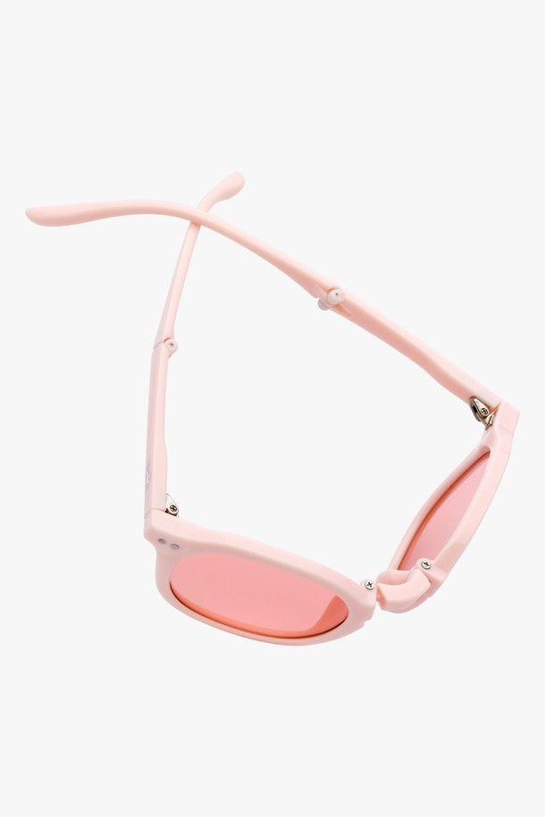 ZEHE 선글라스 핑크는 휴가, 여행, 리조트룩에 어울리는 선글라스입니다. 미니멀, 클래식, 리조트 스타일을 추구하는 분들께 적합하며, 핑크, 블랙, 그레이, 코코아버터, 피치 등 다양한 컬러 옵션을 제공합니다. 메탈과 TR 소재로 제작되어 가볍고 편안한 착용감을 선사하며, UV 차단 기능을 갖춰 눈 건강을 보호합니다. 무지 디자인으로 어떤 스타일에도 쉽게 매치할 수 있는 실용적인 아이템입니다.
