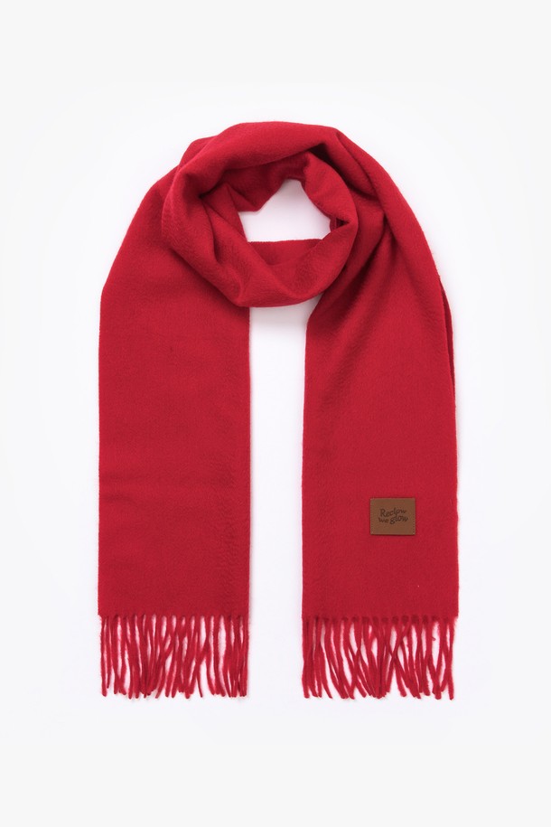 100% 캐시미어 머플러 레드 컬러 제품으로, 가을과 겨울에 따뜻함과 스타일을 더해줍니다. 부드러운 촉감의 얇은 두께로 제작되어 편안하게 착용할 수 있으며, 무지 디자인에 프린지 장식이 포인트입니다. 베이직하고 클래식한 스타일로 출근룩이나 모임룩에 모두 잘 어울립니다.
