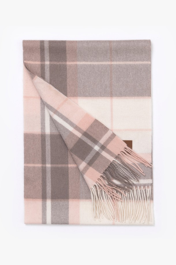 캐시미어 100% 머플러 문 핑크는 여성스러운 분위기를 연출하는 머플러입니다. 부드러운 촉감의 100% 캐시미어 소재로 제작되어 가을, 겨울철 따뜻하게 착용할 수 있습니다. 클래식하고 엘레강스한 스타일을 살려주며, 체크 패턴과 프린지 디자인이 특징입니다. 모임룩에 포인트 아이템으로 활용하여 세련된 미니멀 스타일을 완성해보세요. 두꺼운 두께감으로 보온성을 높였습니다.
