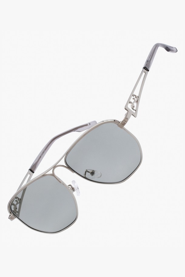 STAINLESS VEIL SUNGLASS GRAY는 미니멀하고 클래식한 스타일을 추구하는 분들을 위한 선글라스입니다. 스테인리스 소재로 제작되어 견고하며, 오버사이즈의 베일형 디자인이 세련된 느낌을 더합니다. 그레이 컬러 렌즈는 자외선 차단 기능을 제공하여 눈을 보호해 줍니다. 일상생활에서 편안하게 착용할 수 있는 실용적인 아이템으로, 메탈릭한 질감이 고급스러움을 더합니다. 사계절 내내 다양한 스타일 연출에 활용할 수 있습니다.
