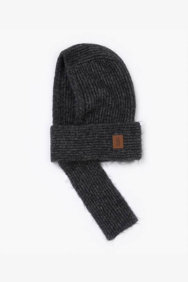 MOCHI 발라클라바 차콜은 울과 아크릴 혼방 소재로 제작되어 부드러운 촉감을 자랑하는 방한용 발라클라바입니다. 깊은 모자 깊이와 목까지 감싸는 디자인으로 가을, 겨울철 추위로부터 얼굴 전체를 따뜻하게 보호해줍니다. 무지 패턴의 차콜 컬러는 클래식, 미니멀, 캐주얼 등 다양한 스타일 연출에 용이하며, 등산룩, 캠핑룩, 출근룩 등 TPO에 구애받지 않고 활용할 수 있습니다. 스카프 형태 디자인으로 편안하게 착용 가능하며, 두꺼운 두께감으로 보온성을 높였습니다. 
