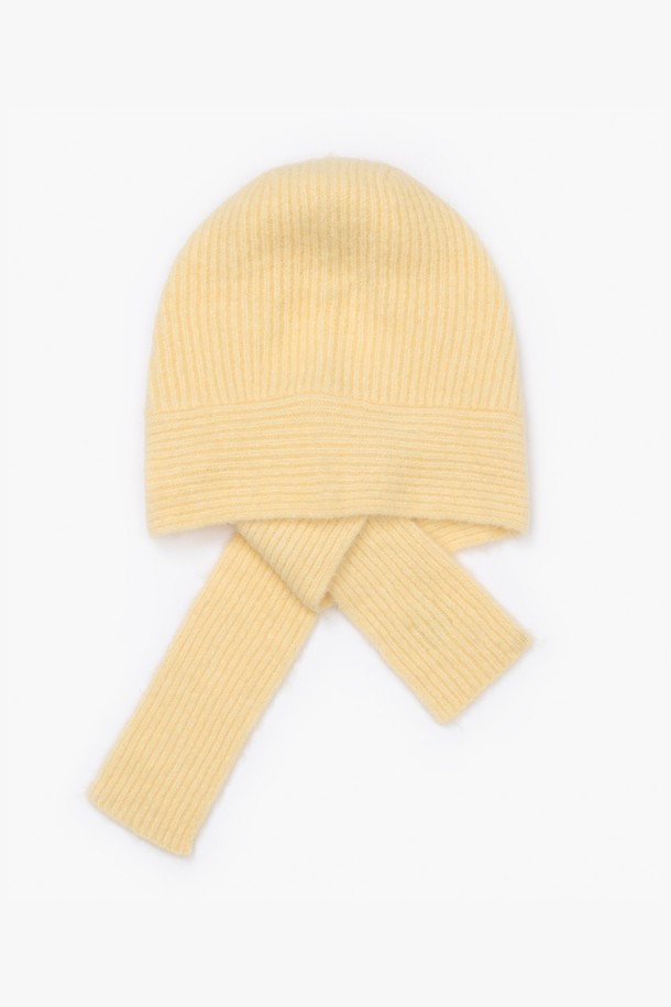 "모치 발라클라바 레몬"은 부드러운 촉감의 니트와 울 소재로 제작되어 가을, 겨울철 방한에 효과적인 여성용 발라클라바입니다. 깊은 모자 깊이와 두꺼운 두께로 보온성을 높였으며, 목도리 일체형 디자인으로 더욱 따뜻하게 착용할 수 있습니다. 레몬, 옐로우 컬러의 무지 디자인이 캐주얼, 미니멀, 클래식 스타일의 룩에 포인트를 더합니다. 니트 소재의 디자인 장식이 돋보이는 발라클라바는 일상에서 편안하게 스타일을 연출할 수 있습니다.
