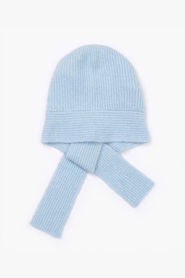 12월 18일 출고 예정인 MOCHI 발라클라바 스카이 블루입니다. 울, 재생 폴리에스터, 나일론, 아크릴, 스판덱스 혼방 소재로 제작되어 부드러운 촉감을 선사하며, 겨울철 보온성을 높여줍니다. 머리부터 목까지 포근하게 감싸는 깊은 모자 깊이와 긴 스트랩 디자인, 비대칭 스트랩 길이로 다양한 스타일 연출이 가능합니다. 캐주얼, 미니멀, 클래식 스타일 모두 소화 가능한 무지 디자인의 발라클라바입니다. 스카이 블루, 차콜 그레이, 핑크 베이지, 레몬 브라운 4가지 색상으로 제공됩니다.
