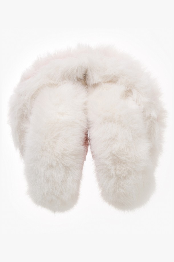 밍밍 이어머프 핑크는 부드러운 퍼 소재로 제작되어 겨울철 보온에 효과적인 여성용 귀덮개 스타일의 이어머프입니다. 핑크와 화이트 두 가지 색상으로 출시되어 캐주얼, 미니멀, 로맨틱 등 다양한 스타일에 매치하기 좋습니다. 무지 디자인에 두꺼운 두께감으로 포근함을 더하며, 부드러운 촉감이 특징입니다. 겨울철 추위로부터 귀를 따뜻하게 보호해주는 필수 아이템입니다.
