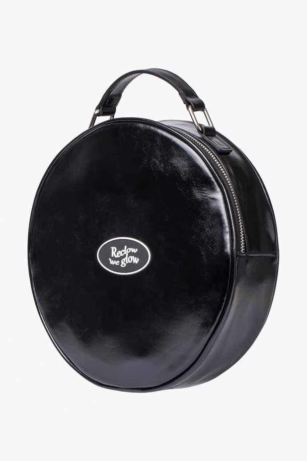 세련된 스타일을 완성하는 탬버린 투웨이 크로스백 BLACK입니다. 미니멀, 클래식, 시크 스타일을 추구하는 여성분들을 위한 미디엄 사이즈의 블랙 컬러 크로스백으로, 합성가죽 소재로 제작되어 부드러운 질감을 선사합니다. 원형 디자인에 무지 패턴으로 깔끔함을 더했으며, 탈부착 가능한 스트랩과 지퍼형 잠금 방식으로 실용성을 높였습니다. 숄더백 또는 크로스백으로 활용 가능한 투웨이 디자인으로, 일상생활에서 폭넓게 활용할 수 있습니다.
