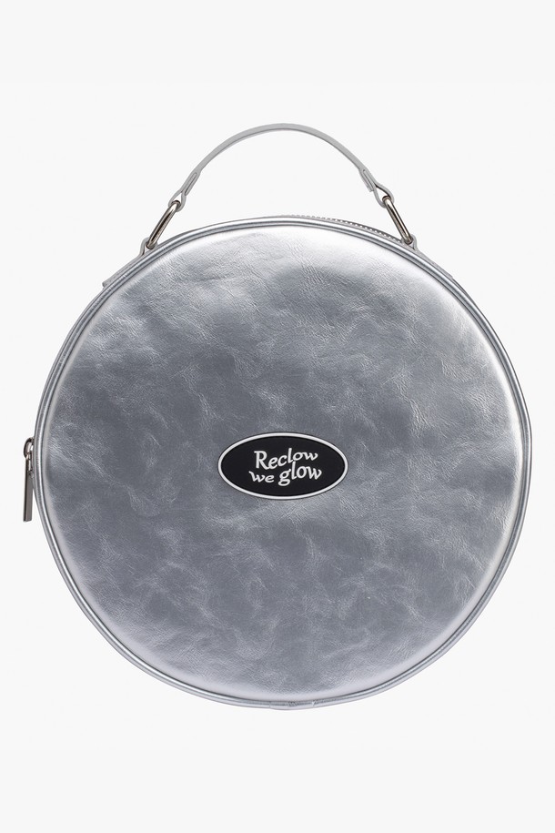 세련된 분위기를 연출하는 탬버린 투웨이 크로스백 실버입니다. 미디엄 사이즈의 원형 가방으로, 합성가죽 소재에 무지 디자인으로 제작되어 미니멀하고 시크한 스타일을 완성합니다. 크로스, 숄더 스트랩으로 투웨이 연출이 가능하며, 지퍼형 잠금 방식으로 소지품을 안전하게 보관할 수 있습니다. 데이트룩, 모임룩, 소개팅룩 등 다양한 TPO에 활용하여 세련된 스타일을 연출해보세요. 
