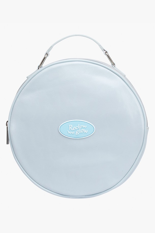 탬버린 투웨이 크로스백 스카이 블루는 여성의 데이트룩, 모임룩, 소개팅룩을 위한 미니멀, 클래식, 걸리시 스타일의 가방입니다. 부드러운 합성가죽 소재에 스카이블루 컬러가 산뜻함을 더하며, 원형 디자인과 무지 패턴으로 세련된 느낌을 줍니다. 크로스백과 숄더백으로 활용 가능한 투웨이 디자인으로 실용성을 높였으며, 지퍼형 잠금 방식으로 소지품을 안전하게 보관할 수 있습니다. 미디엄 사이즈로 수납력 또한 뛰어나 데일리백으로 손색없습니다.
