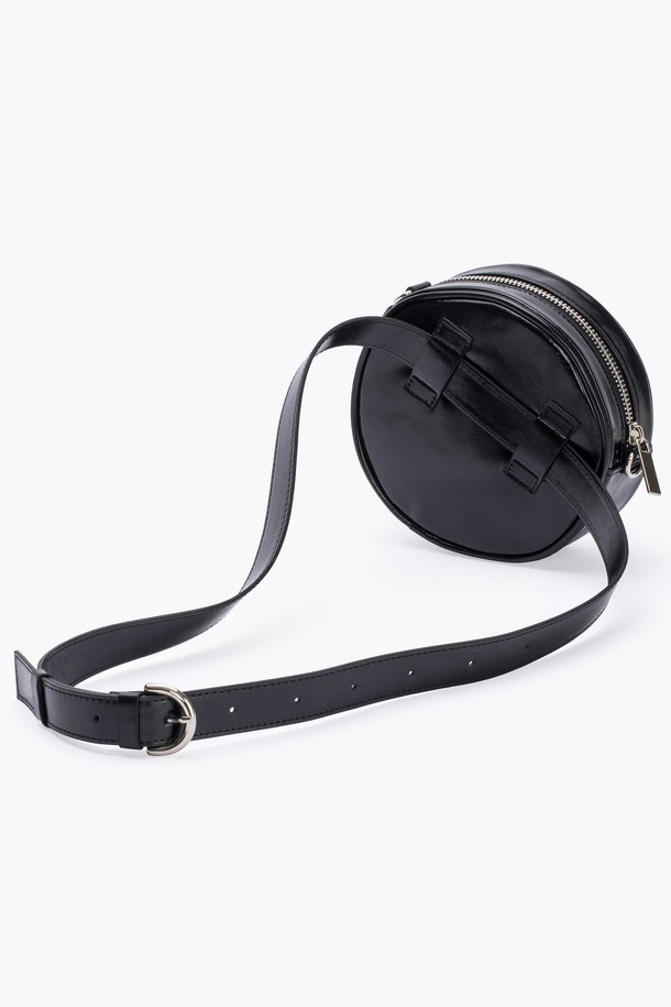세련된 스타일을 완성하는 탬버린 투웨이 벨트백 BLACK입니다. 미디엄 사이즈의 블랙 컬러 합성가죽 소재로 제작되어 시크하고 미니멀한 매력을 선사합니다. 무지 디자인에 버클 장식이 포인트로 더해졌으며, 지퍼형 잠금 방식으로 소지품을 안전하게 보관할 수 있습니다. 크로스백으로도 활용 가능한 투웨이(2way) 디자인으로, 일상에서 다양한 스타일을 연출할 수 있습니다. 사이즈 조절 기능으로 편안하게 착용할 수 있으며, 클래식한 분위기를 더해줍니다.
