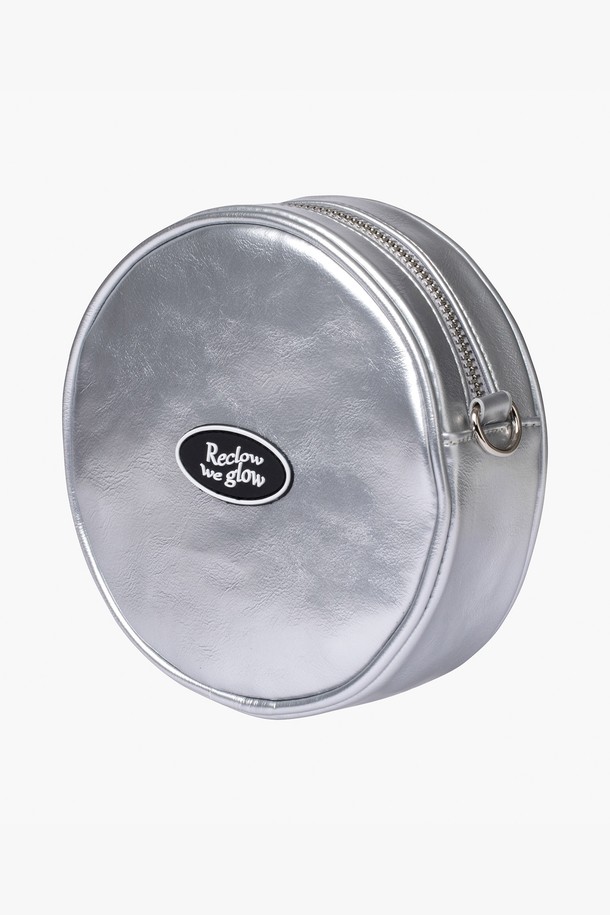 세련된 실버 컬러가 돋보이는 탬버린 투웨이 벨트백입니다. 합성가죽 소재로 제작되어 은은한 광택과 고급스러운 분위기를 자아냅니다. 미디엄 사이즈로 실용성을 높였으며, 무지 디자인에 버클 장식으로 포인트를 더했습니다. 지퍼형 잠금 방식으로 소지품을 안전하게 보관할 수 있으며, 크로스백으로도 활용 가능한 투웨이 스타일입니다. 미니멀, 시크, 캐주얼 룩에 모두 잘 어울려 일상에서 폭넓게 활용하기 좋습니다.
