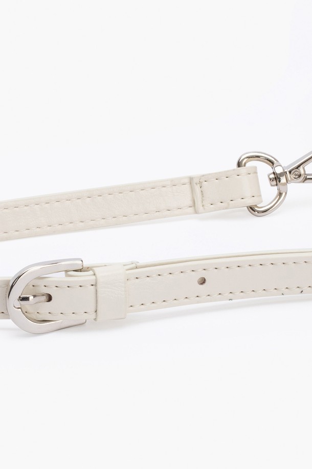 **탬버린 투웨이 벨트백 IVORY**는 여성 고객을 위한 미니멀하고 캐주얼한 스타일의 벨트백입니다. 아이보리 컬러의 합성가죽 소재로 제작되었으며, 미디엄 사이즈로 넉넉한 수납 공간을 제공합니다. 무지 디자인에 버클 디테일로 포인트를 주어 세련된 느낌을 더했습니다. 크로스백 또는 벨트백으로 활용 가능한 투웨이 디자인이며, 탈부착 가능한 스트랩으로 다양한 연출이 가능합니다. 지퍼형 잠금 방식으로 소지품을 안전하게 보관할 수 있으며, 일상생활에서 편리하게 사용할 수 있습니다.
