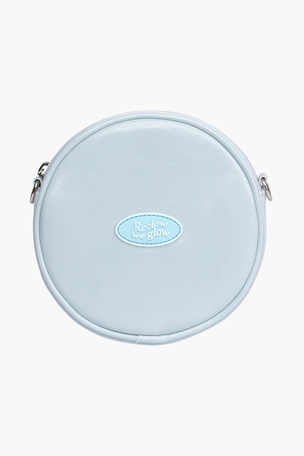 세련된 무드의 탬버린 투웨이 벨트백, 스카이블루 컬러를 만나보세요. 부드러운 합성가죽 소재에 반원 형태의 디자인과 버클 장식이 더해져 여성스러운 매력을 선사합니다. 미디엄 사이즈로 데이트룩, 여행룩, 모임룩 등 다양한 TPO에 활용 가능하며, 크로스백으로도 연출할 수 있어 실용적입니다. 미니멀, 캐주얼, 시크 스타일을 즐기는 당신에게 완벽한 아이템입니다. 지퍼형 잠금 방식으로 소지품을 안전하게 보관하세요.
