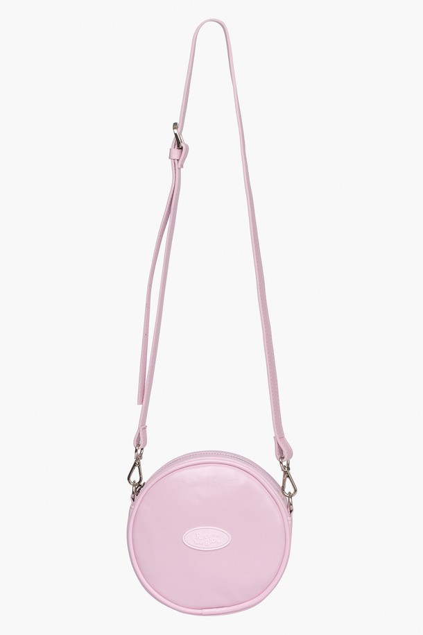 탬버린 투웨이 벨트백 PINK는 여성스러운 핑크 컬러의 미니 사이즈 벨트백입니다. 부드러운 합성가죽 소재로 제작되었으며, 원형 디자인에 지퍼형 잠금 방식으로 내용물을 안전하게 보관할 수 있습니다. 숄더백과 크로스백으로 활용 가능한 투웨이 스타일로, 데이트룩과 모임룩에 포인트를 더해줍니다. 미니멀, 걸리시, 캐주얼 스타일을 즐겨 입는 분들께 추천하며, 일상에서 편안하게 착용하기 좋습니다.
