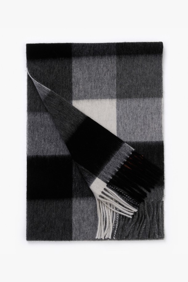 울 100% 소재로 제작되어 부드러운 촉감이 돋보이는 머플러입니다. 가을, 겨울 시즌에 어울리는 두꺼운 두께감으로 따뜻하게 착용할 수 있습니다. 블랙, 그레이, 화이트 등 11가지 다채로운 컬러로 출시되어, 출근룩, 모임룩 등 다양한 TPO에 맞춰 활용하기 좋습니다. 클래식, 미니멀, 캐주얼 스타일 모두 소화 가능한 디자인이며, 은은한 체크 패턴과 프린지 디테일이 특징입니다. 어떤 룩에도 포인트를 더해줄 머플러를 만나보세요.
