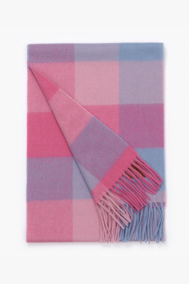 울 100% 머플러는 부드러운 촉감과 두꺼운 두께로 따뜻함을 선사하며, 가을과 겨울에 활용하기 좋습니다. 체크 패턴과 프린지 디자인이 클래식, 캐주얼, 미니멀 스타일을 모두 아우르며 데이트룩에 포인트를 더합니다. 핑크, 블루, 퍼플 등 11가지 다채로운 컬러로 출시되어 취향에 맞는 선택이 가능합니다. 울 100% 소재로 제작되어 보온성과 고급스러움을 동시에 느낄 수 있습니다. 어떤 스타일에도 매치하기 용이하여 겨울철 필수 아이템으로 추천합니다.
