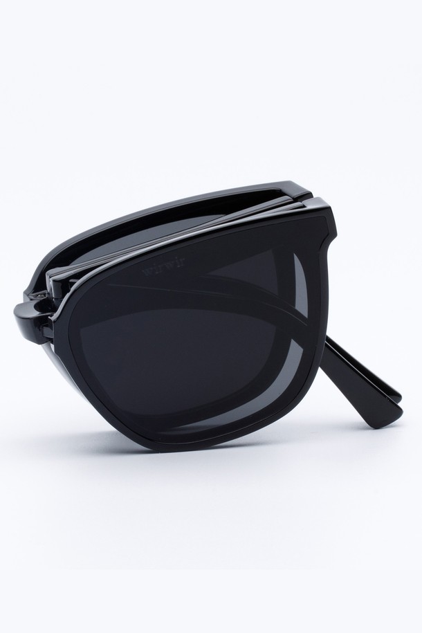 WIRWIR 선글라스 5 컬러는 미니멀하고 베이직한 스타일의 선글라스입니다. 플라스틱 소재로 제작되었으며, 봄, 여름철 여행룩에 매치하기 좋습니다. 자외선(UV)을 차단하여 눈을 보호해주며, 무지 패턴에 블랙 컬러로 깔끔함을 더했습니다. 폴딩 디자인으로 휴대와 보관이 용이합니다. 캐주얼, 클래식 등 다양한 스타일을 연출할 수 있습니다.
