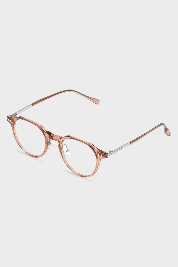 FB34F 글래스 4 컬러 안경테는 공용으로 착용 가능한 안경테입니다. 블랙 골드, 브라운 크리스탈 두 가지 색상으로 출시되었으며, 폴리카보네이트 소재로 제작되어 튼튼합니다. 렌즈 교체 및 프레임 조절이 가능하여 사용자의 편의성을 높였으며, 논프리스크립션 렌즈를 기본으로 제공합니다. 안경 케이스와 클리닝 천이 함께 제공되며, 클래식하고 미니멀한 스타일을 연출하여 프리미엄하면서도 소피스티케이티드한 분위기를 줍니다.
