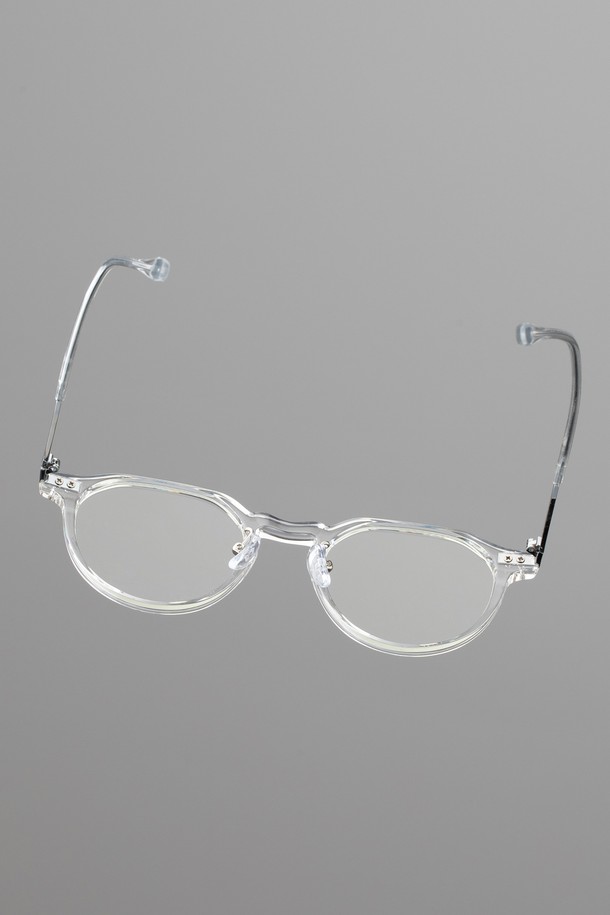 FB34F 글래스 4 컬러 안경테는 블랙 골드, 브라운 크리스탈 2가지 색상으로 출시되었습니다. 폴리카보네이트 소재로 제작되어 16.9g의 가벼운 무게감을 자랑하며, 일상생활에서 편안하게 착용할 수 있습니다. 렌즈 교체가 가능하며, 케이스와 렌즈 클리닝 천이 함께 제공됩니다. 프레임 조절이 가능하여 얼굴형에 맞춰 착용감을 높였으며, 클래식, 미니멀, 시크한 스타일을 연출하기 좋습니다. 프리미엄 하면서 소피스티케이티드한 무드를 더해주는 안경테입니다.
