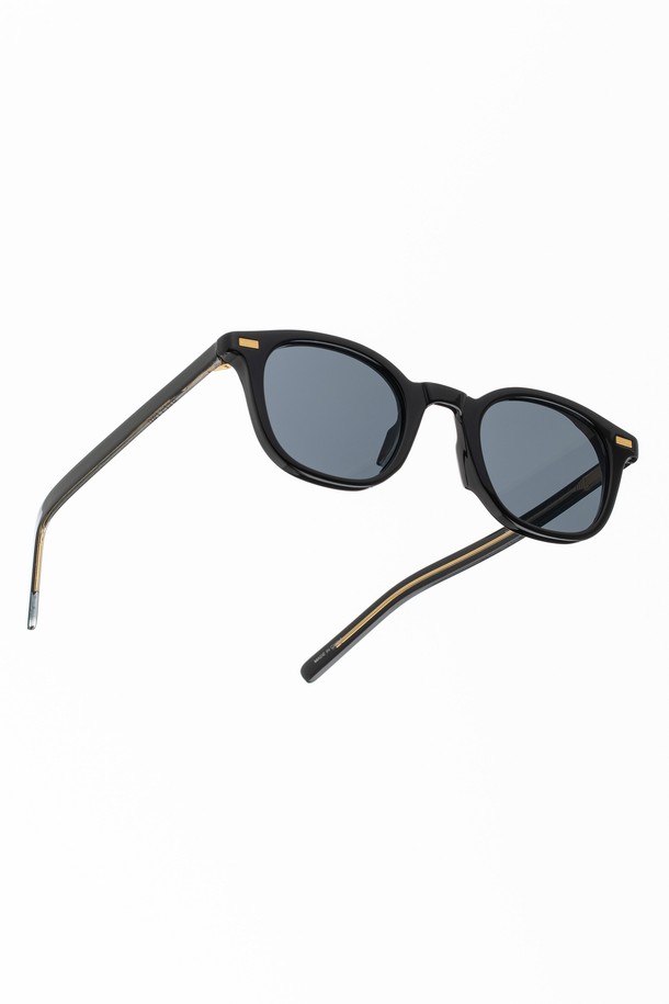 미니멀한 스타일의 B019 블랙 선글라스는 블랙, 그린, 블루 3가지 색상으로 제공되며, 공용으로 착용 가능합니다. UV400 렌즈를 사용하여 99.9% 자외선을 차단하며, 일상생활에서 눈을 보호해 줍니다. TR과 메탈 소재의 라운드 프레임 디자인으로, 무게는 27.3g이며 미디엄 사이즈입니다. 케이스 및 클리닝천이 함께 제공됩니다.
