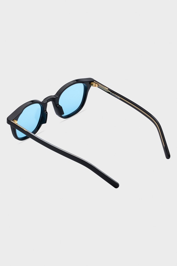 미니멀한 디자인의 B019 블랙 선글라스는 블랙, 블루, 그린 3가지 색상으로 제공되며, 남녀 모두에게 잘 어울립니다. TR Metal 소재의 라운드 프레임은 UV400 렌즈를 사용하여 99.99% 자외선을 차단하며, 일상생활에서 눈을 보호해 줍니다. 케이스와 렌즈 클리닝 천이 함께 제공됩니다.
