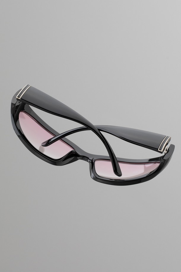 POPART 선글라스 6 COLOR는 패션, 여행, 낚시, 사진 촬영 등 다양한 용도로 활용 가능한 선글라스입니다. 블랙 블루, 그린 옐로우, 핑크 크리스탈 등 3가지 세련된 컬러로 출시되었으며, 폴리카보네이트 소재를 사용하여 제작되었습니다. UV400 렌즈를 통해 99.9% 자외선 차단 기능을 제공하여 눈을 안전하게 보호하며, 고글형 디자인으로 스포티, 캐주얼, 리조트룩 스타일을 연출하기 좋습니다. 무게는 36.2g이며, 케이스와 렌즈 클리닝 천이 함께 제공됩니다.
