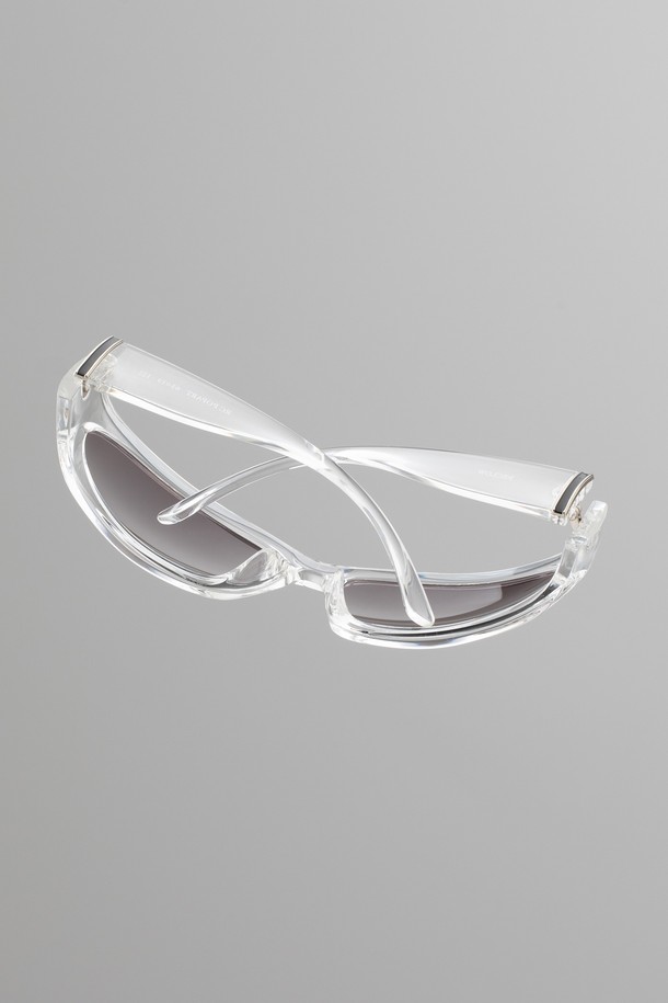 파 팝 아트 선글라스 6 컬러는 패션, 여행, 낚시, 사진 촬영 등 다양한 용도로 활용하기 좋은 선글라스입니다. 블랙 블루, 그린 옐로우, 핑크 크리스탈 3가지 다채로운 컬러로 출시되어 개성 있는 스타일을 연출할 수 있습니다. 폴리카보네이트 소재의 가볍고 튼튼한 프레임과 UV400 렌즈가 99.99% 자외선을 차단하여 눈을 안전하게 보호합니다. 고글형 디자인과 크리스탈 프레임이 트렌디함을 더하며, 조절 가능한 핏으로 편안한 착용감을 제공합니다. 여행룩, 휴가룩, 여름 바캉스룩 등 다양한 TPO에 캐주얼, 리조트, 스포티한 스타일을 더해 보세요. 케이스와 렌즈 클리닝 천이 함께 제공되어 실용성을 높였습니다.
