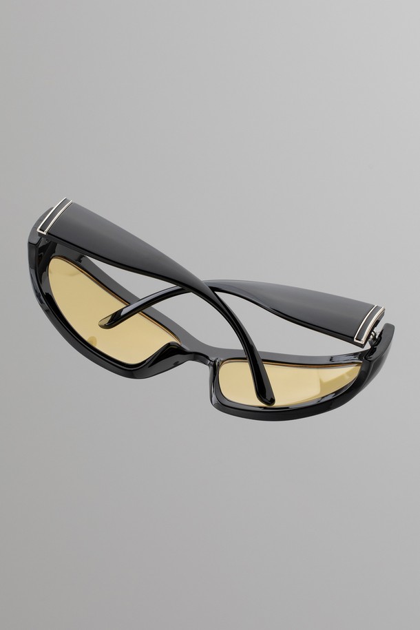 POPART 선글라스 6 컬러는 남녀 모두 착용 가능한 패션 선글라스입니다. 블랙 블루, 그린 옐로우, 핑크 크리스탈 3가지 색상으로 제공되며, 폴리카보네이트 소재의 경량 프레임과 UV400 렌즈로 99.99% 자외선을 차단하여 눈을 보호합니다. 고글형 트렌디 디자인으로 여행, 휴가, 여름 바캉스룩과 캐주얼, 미니멀, 스포티 스타일 연출에 적합하며, 무도수 렌즈를 사용하여 시력에 관계없이 착용할 수 있습니다. 선글라스 케이스와 렌즈 클리닝 천이 포함되어 있으며, 무게는 36.2g입니다.
