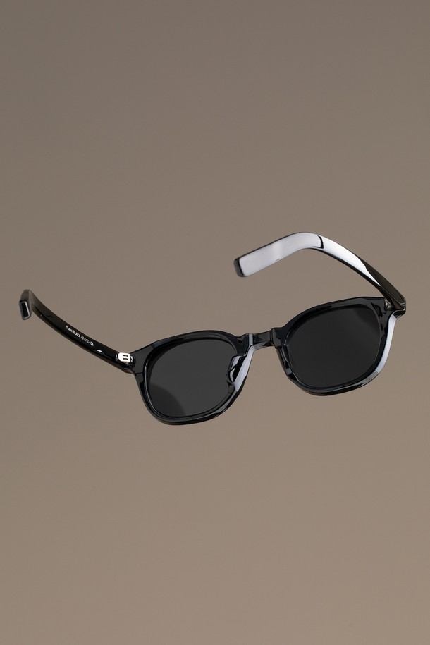 와이린 블랙 선글라스 3 컬러는 미니멀한 스타일의 선글라스입니다. 블랙, 그린, 오렌지 세 가지 색상으로 출시되었으며, 모든 얼굴형에 잘 어울리는 디자인입니다. TR (열가소성) 소재로 제작되어 편안한 착용감을 제공하며, 자외선 차단 기능을 갖추어 눈 건강을 보호합니다. 윙포인트 디자인으로 포인트를 더했고, 무도수 렌즈가 포함되어 있습니다. 선글라스와 함께 케이스 및 렌즈 클리닝 천이 제공됩니다.
