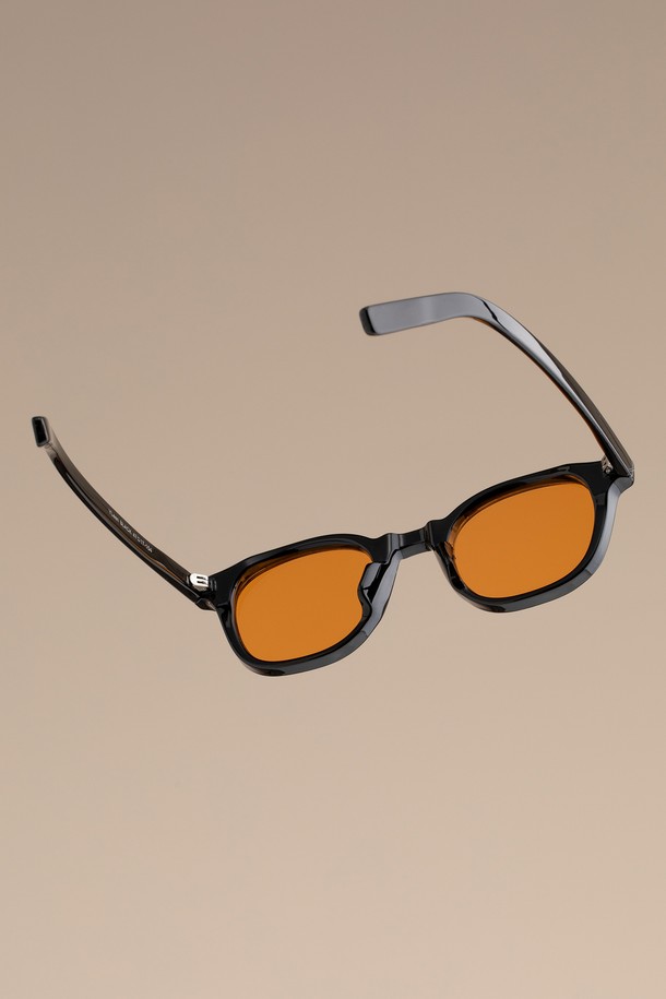 와이린 블랙 선글라스 3컬러는 미니멀하고 트렌디한 스타일을 추구하는 분들을 위한 선글라스입니다. 블랙, 그린, 오렌지 3가지 컬러로 출시되어, 여행룩과 클래식 스타일에 잘 어울립니다. TR 소재로 제작되어 편안한 착용감을 제공하며, 윙 포인트 디테일과 미니멀 디자인이 돋보입니다. 모든 얼굴형에 잘 어울리도록 디자인되었으며, 자외선 차단 기능을 갖춰 눈 건강을 보호합니다. 선글라스 케이스와 렌즈 클리닝 천이 함께 구성되어 실용성을 더했습니다.
