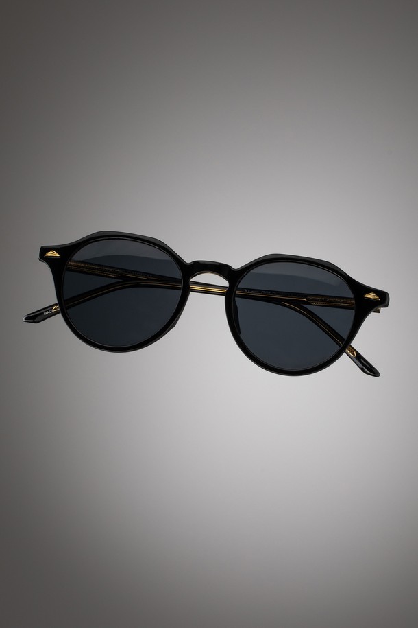 와이린 레드 선글라스 3 컬러는 미니멀한 디자인에 다양한 스타일을 소화할 수 있는 선글라스입니다. 블랙, 그린, 오렌지 3가지 색상으로 출시되어, 여행룩이나 휴가룩에 포인트를 더할 수 있습니다. 가볍고 탄성이 좋은 TR 소재와 메탈 소재를 사용하여 편안한 착용감을 제공하며, UV400 렌즈로 99.99% 자외선 차단 기능을 갖춰 눈 건강을 보호합니다. 케이스와 클리닝천이 함께 제공되어 더욱 실용적입니다. 일상 속에서 세련된 스타일을 연출해보세요.
