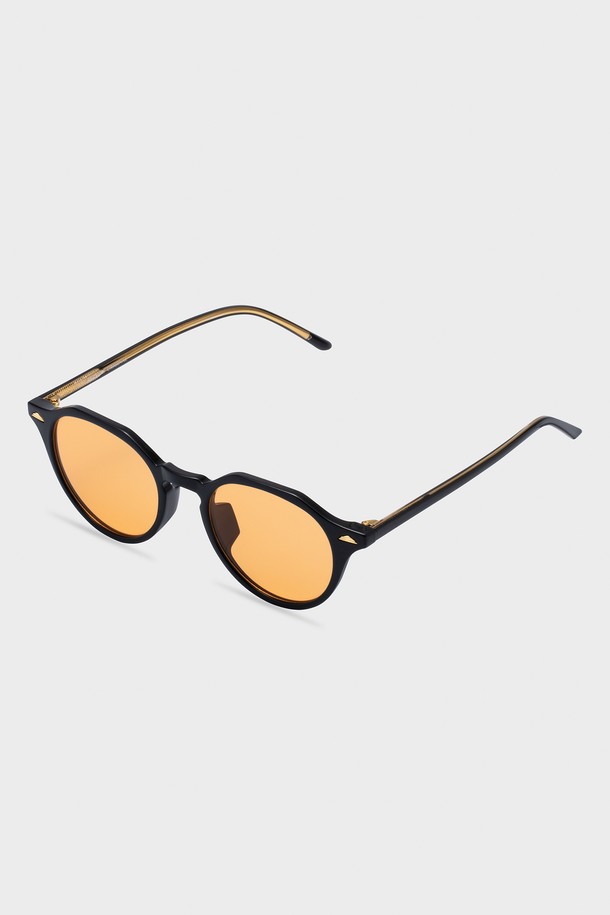 와이린 레드 선글라스 3 컬러는 트렌디하고 미니멀한 스타일의 선글라스입니다. 오렌지, 블랙, 그린 3가지 컬러로 출시되어 다양한 스타일링에 활용하기 좋습니다. TR과 메탈 소재로 제작되어 가볍고 편안한 착용감을 제공하며, UV 차단 기능으로 눈 건강을 보호합니다. 일상, 여행룩, 휴가룩 등 다양한 TPO에 매치하기 좋으며, 미니멀, 클래식, 캐주얼 스타일을 연출할 수 있습니다. 99.99% UV 차단율을 자랑하며, 렌즈 클리닝 천과 케이스가 포함되어 실용적입니다.
