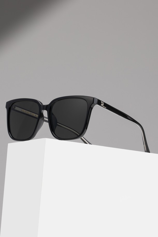 TR LOW NO.3 썬글라스 3 컬러는 일상, 여행룩, 휴가룩에 어울리는 모던하고 컨템포러리한 스타일의 선글라스입니다. 고탄성 TR(티알) 소재와 METAL(메탈) 소재의 조합으로 제작되었으며, 블랙 컬러로 시크하고 미니멀한 디자인을 자랑합니다. UV400 렌즈를 사용하여 99.9% 자외선 차단 기능을 제공하여 눈 건강을 보호합니다. R 로고 디자인 장식으로 포인트를 더했으며, 안경 케이스와 클리닝 천을 함께 제공하여 실용성을 높였습니다.
