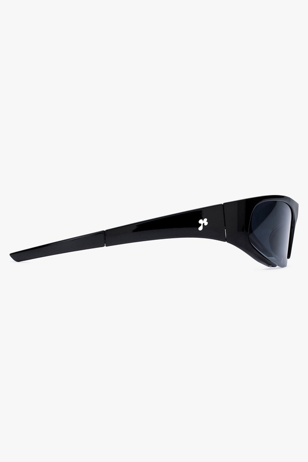 HOYE SUNGLASS (5 컬러)는 일상 및 스포츠 활동에 적합한 남녀 공용 선글라스입니다. 플라스틱 소재로 제작되었으며, 자외선 차단 기능을 제공하여 눈을 보호합니다. 스포티한 스타일과 미니멀한 디자인으로 러닝룩, 휴가룩 등 다양한 TPO에 매치하기 좋습니다. 무지 패턴의 블랙 컬러 렌즈 일체형 선글라스로, 활동적인 당신의 스타일에 포인트를 더해보세요.
