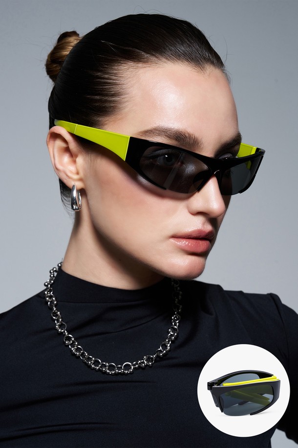 HOYE 선글라스 5 컬러는 스포츠와 일상에서 모두 활용 가능한 공용 선글라스입니다. 블랙과 옐로우의 투톤 디자인으로, 경량 플라스틱 소재를 사용하여 편안한 착용감을 제공합니다. UV 차단 기능으로 눈을 보호하며, 렌즈 교체가 가능하여 다양한 환경에 맞춰 사용할 수 있습니다. 휴가룩과 러닝룩에 스포티한 스타일을 더해주는 아이템입니다.
