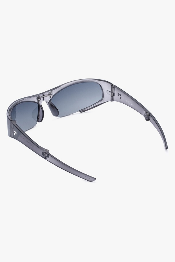 HOYE SUNGLASS (HOYE 선글라스) 5 COLOR는 일상과 스포츠 활동에 모두 적합한 공용 선글라스입니다. 블랙, 그레이 2가지 색상으로 제공되며, 봄, 여름 계절에 착용하기 좋습니다. 플라스틱 소재로 제작되었으며, 스포티하고 캐주얼한 스타일을 연출합니다. 자외선 차단 기능이 있으며, 렌즈 일체형과 스포티한 디자인, 프레임 디자인이 특징입니다.
