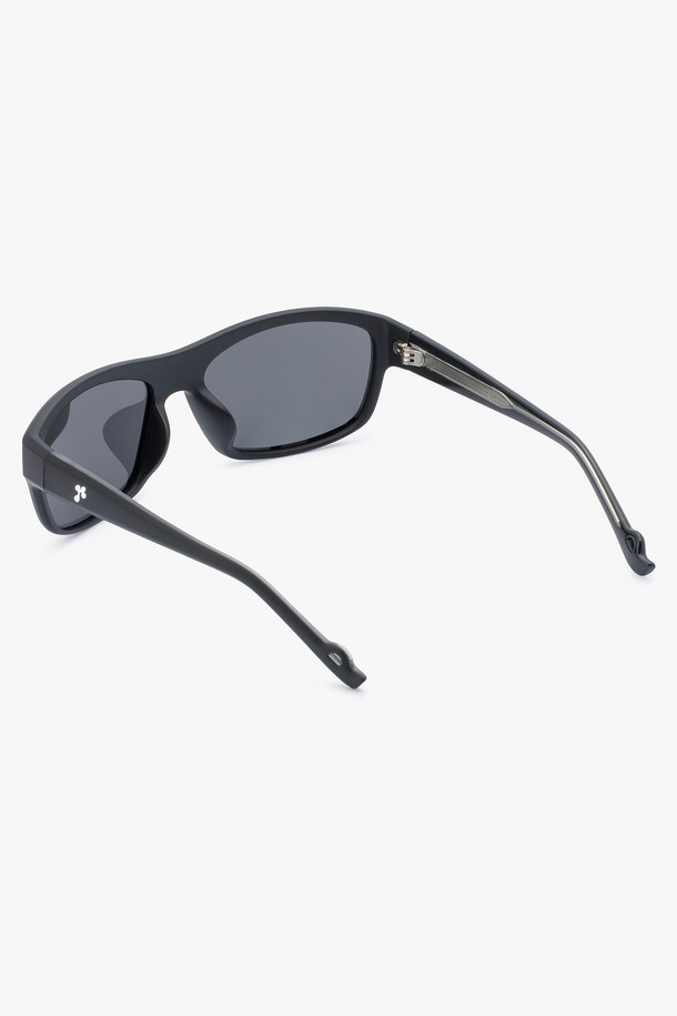 GEM SUNGLASS (젬 선글라스) 3 COLOR는 미니멀하고 모던한 스타일의 선글라스입니다. TR 소재로 제작되어 가볍고 편안한 착용감을 선사하며, UV 차단 기능을 통해 눈을 보호합니다. 블랙, 매트 블랙 2가지 컬러로 출시되었으며, 클로버 쉐입과 알파벳 R 디자인으로 포인트를 더했습니다. 여행룩, 미니멀, 클래식, 시크 스타일을 즐기는 분들께 추천하며, 고탄성과 부드러운 곡선 디자인, 사이버네틱 무드가 특징입니다. 구성품으로 보호 케이스, 렌즈 클리닝 천, 데모렌즈가 포함되어 있습니다.
