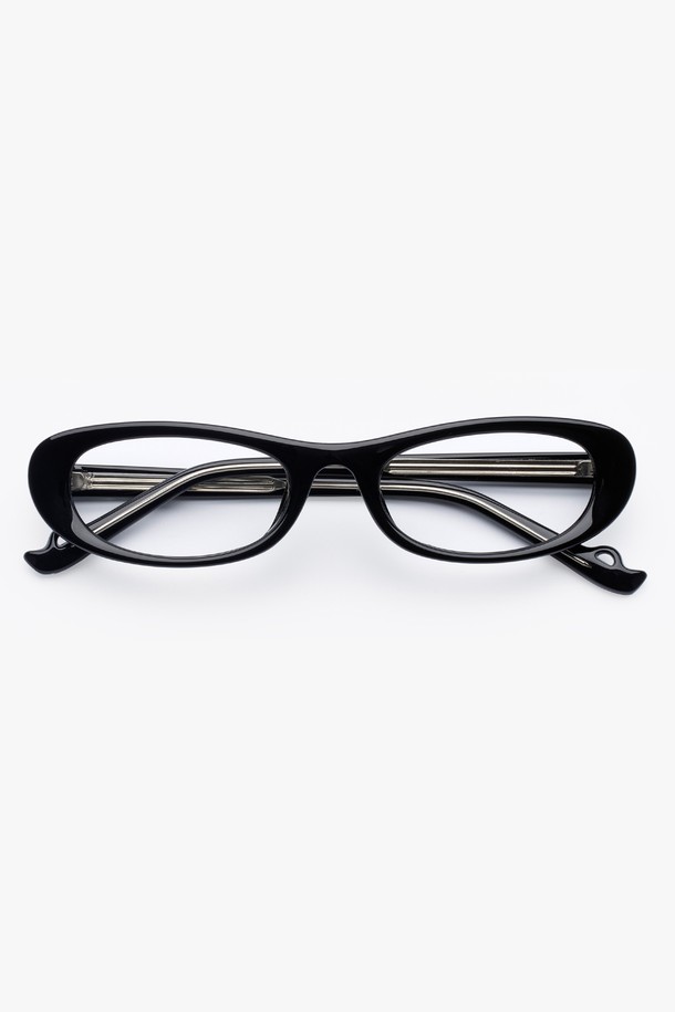 AUBE GLASS 3 COLOR(오브 글라스 3 컬러)는 지적이고 세련된 스타일을 연출하는 안경테입니다. 슬림 오벌 프레임과 날렵한 디자인이 특징이며, 데일리 착용에 적합합니다. 블랙, 호피 브라운 두 가지 컬러로 출시되었으며, METAL TR과 아크릴 소재를 사용하여 높은 탄성과 내구성을 자랑합니다. UV400 자외선 차단 기능으로 눈 건강을 보호하며, 도수 렌즈 교체가 가능합니다. 오피스룩, 카페룩 등 다양한 TPO(Time, Place, Occasion)에, 클래식, 미니멀, 시크 스타일을 더해줍니다. 구성품으로는 케이스와 안경닦이가 제공됩니다.
