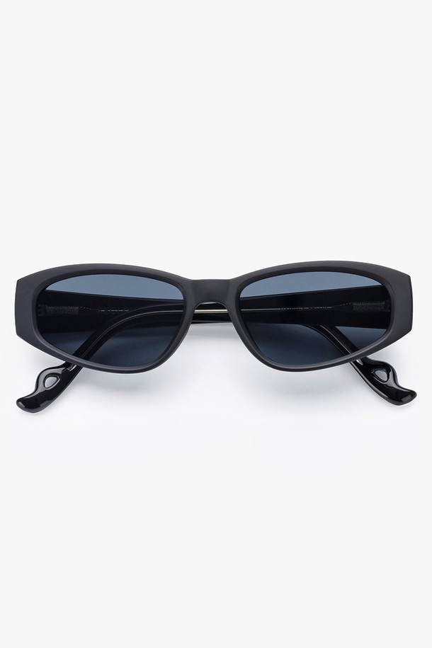 HARVEY 선글라스 4 COLOR는 도시적인 무드의 미니멀, 클래식, 시크 스타일을 연출하는 선글라스입니다. 매트블랙, 브라운, 그린, 블랙 4가지 세련된 컬러로 출시되어, 여행룩과 휴가룩에 포인트를 더합니다. 고탄성 프레임과 UV400 렌즈를 사용하여 99.99% 자외선 차단 효과를 제공하며, 가볍고 편안한 착용감을 선사합니다. 스퀘어 오벌 프레임과 업워드 디자인이 돋보이며, 렌즈 클리닝 천과 케이스가 함께 제공됩니다. 일상에서 자외선으로부터 눈을 보호하고 스타일리시함을 더해보세요.
