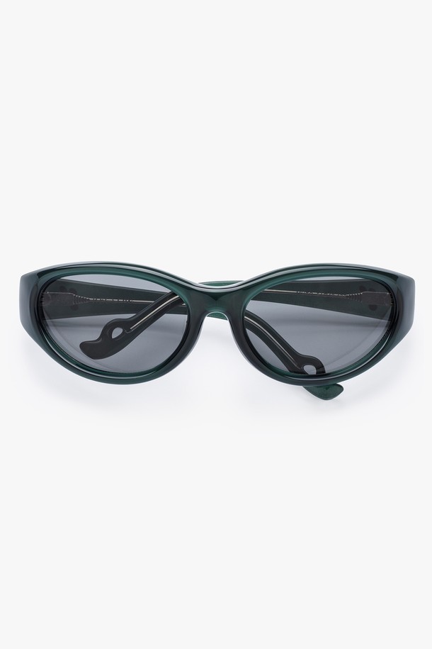 MUTO (무토) 선글라스 4 COLOR는 미니멀하고 모던한 스타일을 추구하는 공용 선글라스입니다. 블랙, 매트 블랙, 그린, 블루 4가지 세련된 컬러로 출시되었으며, TR 소재를 사용하여 뛰어난 내구성과 고탄성을 자랑합니다. 클로버 쉐이프 디자인이 돋보이며, UV400 보호 렌즈와 99.99% 자외선 차단 기능으로 눈 건강을 지켜줍니다. 여행룩, 휴가룩 등 다양한 TPO에 활용 가능하며, 미니멀, 클래식, 시크한 스타일을 연출하기에 좋습니다. 
