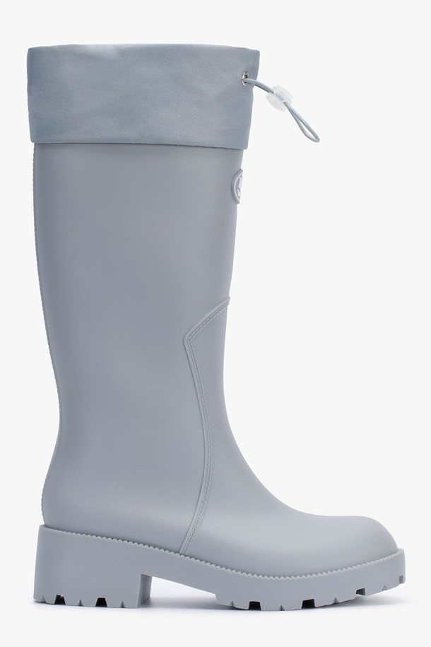 HOU 롱 레인 부츠는 5가지 다채로운 컬러(블랙, 브라운, 그레이, 아이보리, 레몬)로 출시되어 넉넉한 선택지를 제공합니다. 일상과 우천 시 모두 활용 가능한 이 부츠는 5cm 통굽 디자인과 셔링 탑라인으로 캐주얼하면서도 미니멀한 스타일을 연출합니다. 논슬립 아웃솔과 넓은 아웃솔 디자인으로 미끄럼 방지 기능을 갖췄으며, 방수 소재(PVC)와 커프 디테일로 실용성을 더했습니다. 부츠와 함께 더스트백이 포함되어 보관 또한 용이합니다.
