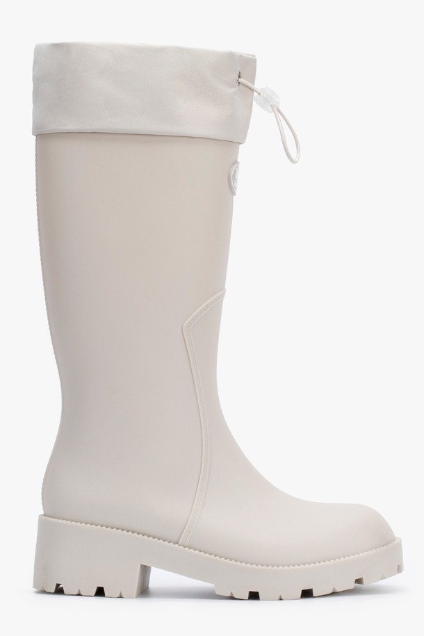 HOU LONG 레인 부츠 5 컬러는 여성용 레인부츠로, 일상생활과 우천 시 모두 활용 가능합니다. 블랙, 브라운, 그레이, 아이보리, 레몬 5가지 다채로운 컬러로 출시되어, 여행룩, 캐주얼, 미니멀, 클래식 등 다양한 스타일을 연출할 수 있습니다. 5cm 청키힐과 롱부츠 디자인으로 다리 라인을 더욱 돋보이게 하며, PVC 소재에 원형 로고 디테일, 미끄럼 방지 밑창, 넓은 밑창 설계, 상단 스트랩 디자인으로 기능성과 스타일을 모두 갖췄습니다. 먼지백과 패키지 박스도 함께 제공됩니다.
