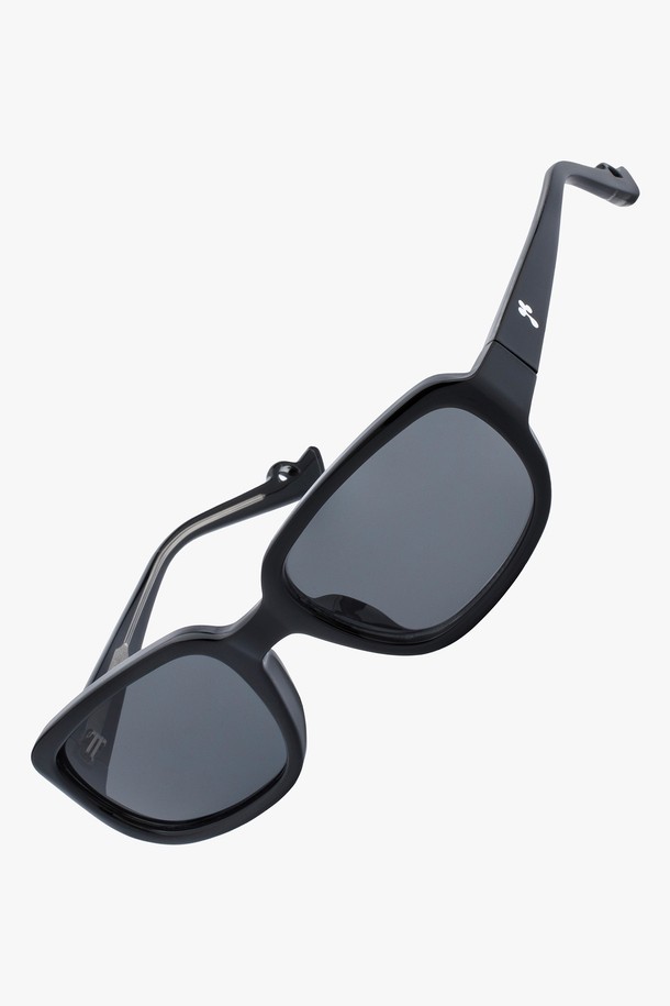 '노아 선글라스 블랙'은 미니멀하고 베이직한 스타일의 캣아이 디자인 선글라스입니다. 플라스틱 소재로 제작되어 가볍고 편안한 착용감을 제공하며, 사계절 내내 활용할 수 있습니다. 블랙 컬러의 렌즈는 자외선(UV400)을 효과적으로 차단하여 눈을 보호해 줍니다. 여행룩이나 휴가룩에 매치하여 스타일리시한 연출을 완성해 보세요. 오버사이즈 프레임으로 트렌디함을 더했습니다.
